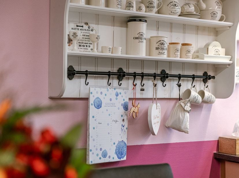 Langs de Brugsestraat in Zedelgem bevindt zich deze charmante en bijzonder ruime woning. Dankzij de centrale ligging geniet u van een uitstekende bere