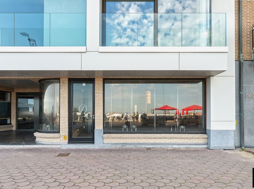 Op enkele stappen van het Lichttorenplein, het drukste en meest commerciële deel van de Knokse zeedijk, bevindt zich dit instapklare handelspand van c