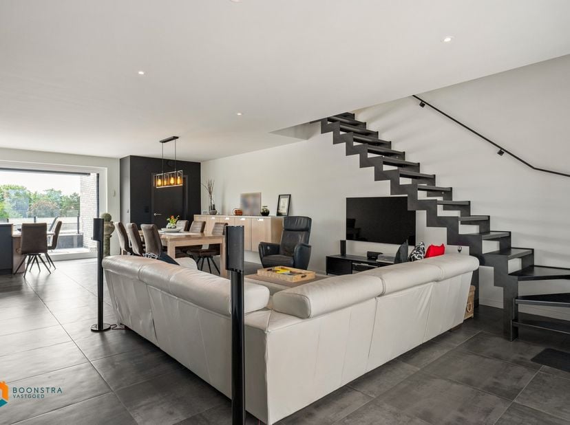 Op een uitstekende locatie, vlak bij het centrum van Heist-op-den-Berg, bevindt zich dit lichtrijke duplexappartement met drie slaapkamers, twee terra