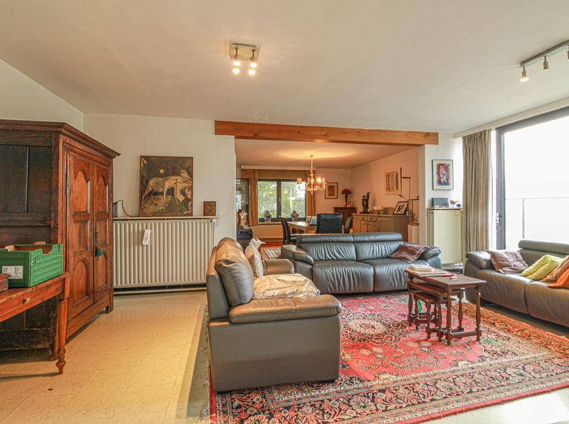 Op een perceel van 701 m² bevindt zich deze alleenstaande bungalow met zuidgericht terras en tuin, ideaal voor wie houdt van rust, ruimte en veel lich
