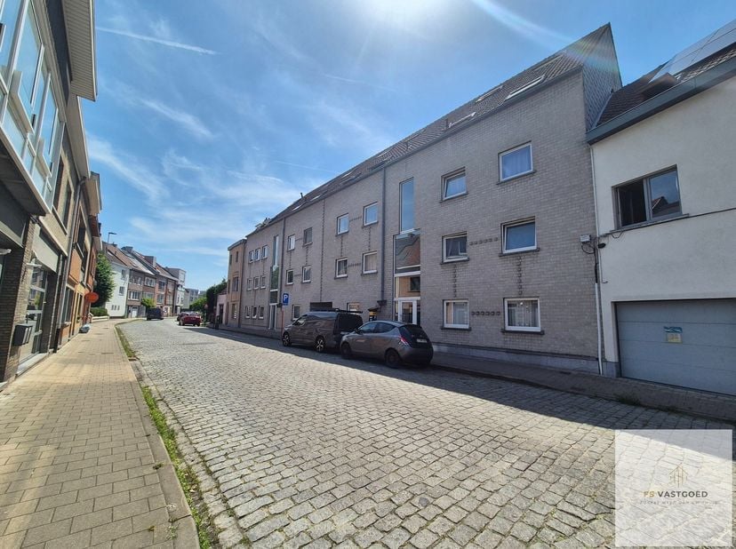 Ruime duplex met 3 slaapkamers, terras en garage in hartje Gent – op wandelafstand van station Gent-Sint-Pieters<br />
 <br />
Bent u op zoek naar een