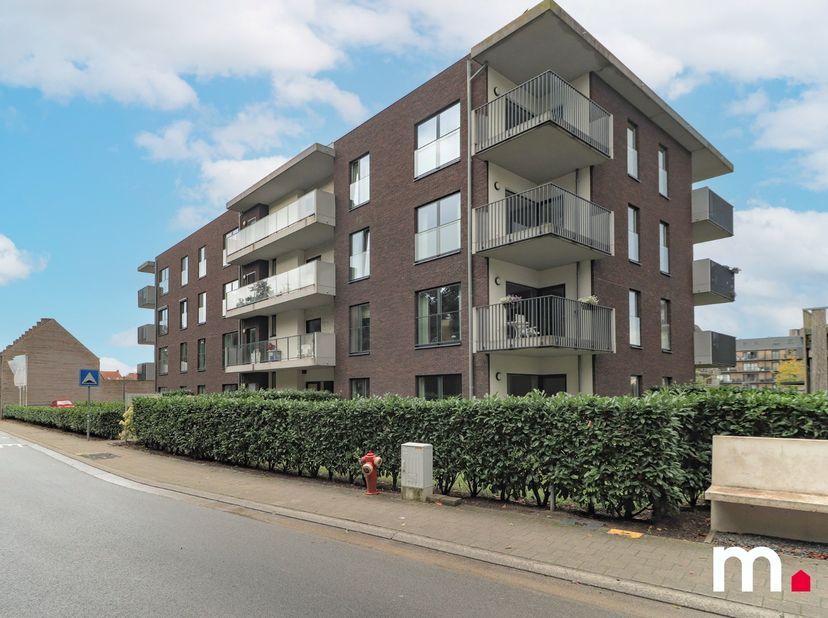 In Residentie Keizerhof vinden we deze uiterst luxueuse serviceflat gelegen op de hoek op de tweede verdieping met ruim zonneterrras en uitkijkend op