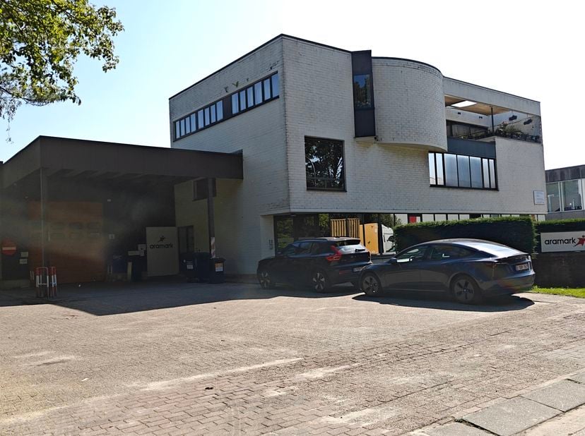 Bâtiment industriel à louer dans la zone industrielle Terbekehof<br />
Commercial<br />
Bâtiment industriel comprenant deux entrepôts d’une superficie