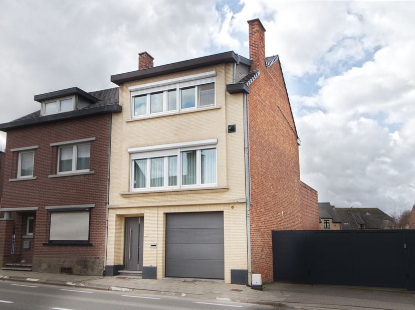 INSTAPKLARE WONING met ZONNIGE STADSTUIN voorzien van TERRASSEN, met inpandige GARAGE en CENTRAAL GELEGEN. <br />
Uitstekend onderhouden woning die op