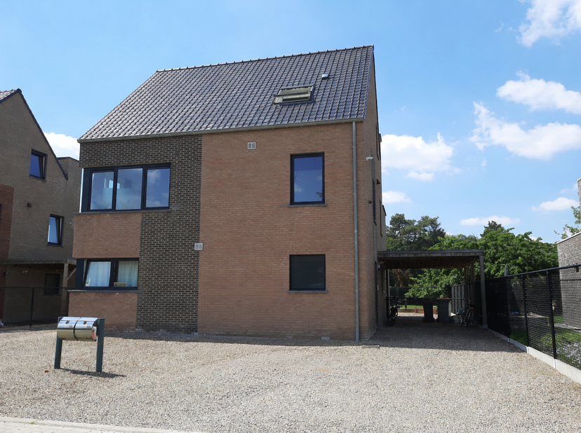 Prachtig, ruim gelijkvloers appartement te huur, met een uitzonderlijk groot terras en een ruime, onderhoudsvriendelijke tuin. Naast de woning bevindt
