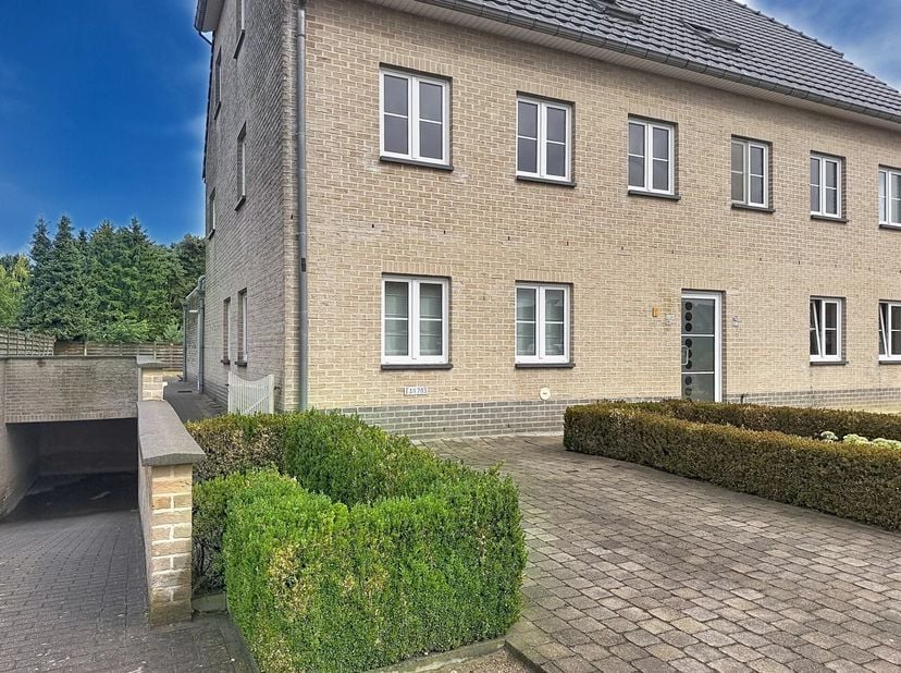 Op zoek naar een comfortabel appartement met 2 slaapkamers, een tuin én maar liefst 2 ondergrondse staanplaatsen?  Dan is dit goed onderhouden gelijkv