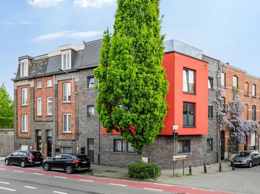 Op een steenworp van centrum Gent vindt u deze opbrengsteigendom met 3 recente, verhuurde appartementen.<br />
Het gebouw kenmerkt zich door zijn guns