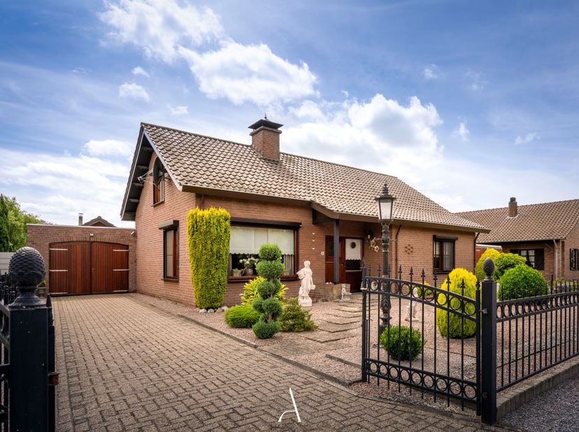 Deze verzorgde open bebouwing is gelegen op een mooi perceel van 840 m² in een rustige woonomgeving van Molenbeersel, op wandelafstand van het centrum