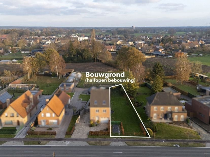 Goed gelegen oostgeoriënteerde bouwgrond van 489m² voor de oprichting van een eengezinswoning (halfopen bebouwing) met verzicht op achterliggend grasl