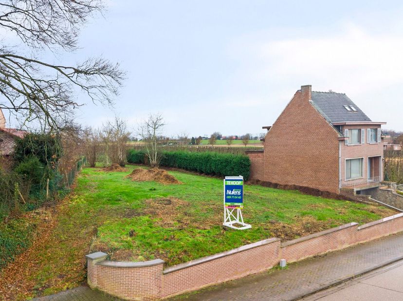 In Rosmeer is deze half open bouwgrond te koop en bestaande uit lot 1 en lot 2.  Het perceel is rustig gelegen met een vrij zicht naar de achterliggen