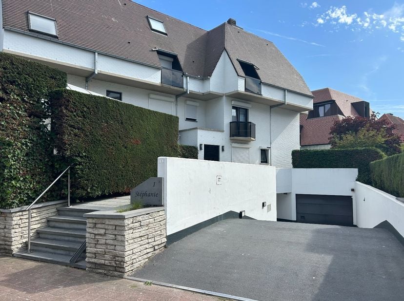 Autostaanplaats gelegen op de -2-verdieping van de residentie Stéphanie, uitstekend gelegen nabij de Canadasquare en het Casino van Knokke. Dankzij de