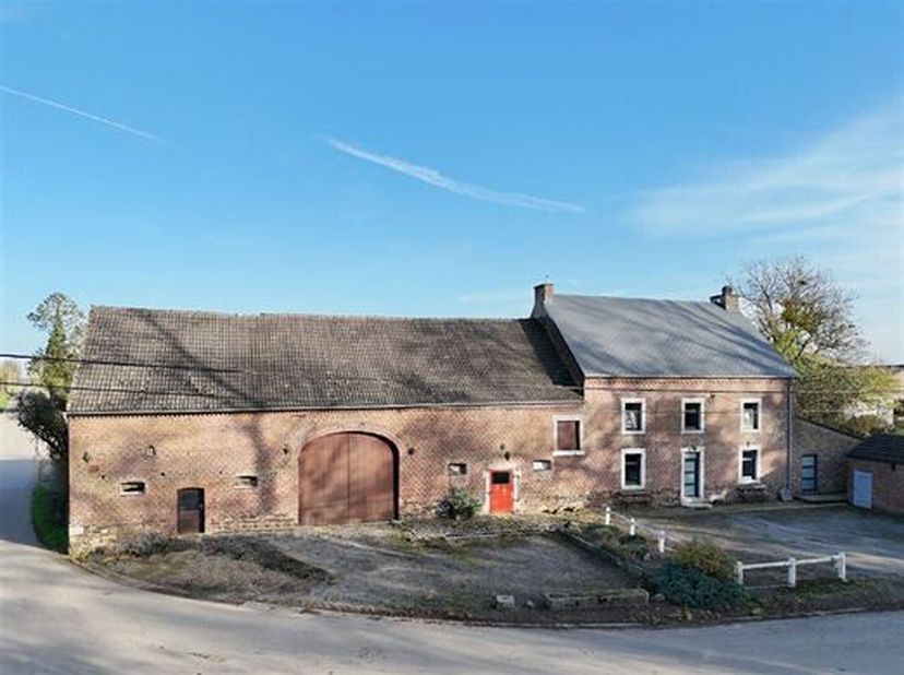 OPTIE Karakteristieke boerderij gelegen aan het eind van het dorp op ongeveer 60 are land.<br />
Het bestaat uit een hoofdgebouw, stallen met daarbove