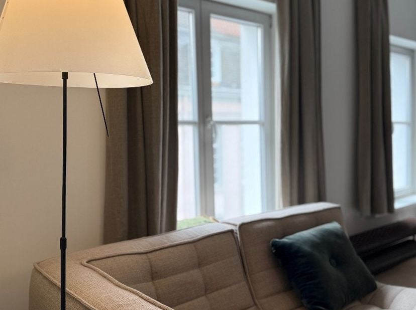 Dit volledig gemeubelde duplexappartement van ca. 90 m² bevindt zich in een prachtig gerestaureerd 19e-eeuws herenhuis, op een toplocatie in het histo