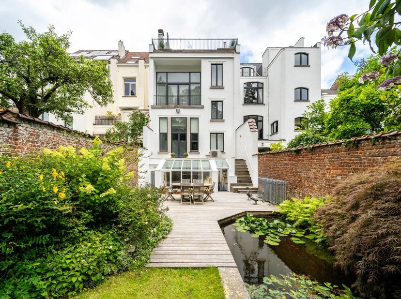 In de wijk Molière, prachtig herenhuis uit 1913 en gerenoveerd in 2014, met een bruto vloeroppervlak van ca. 544 m², gelegen op een terrein van ca. 4,