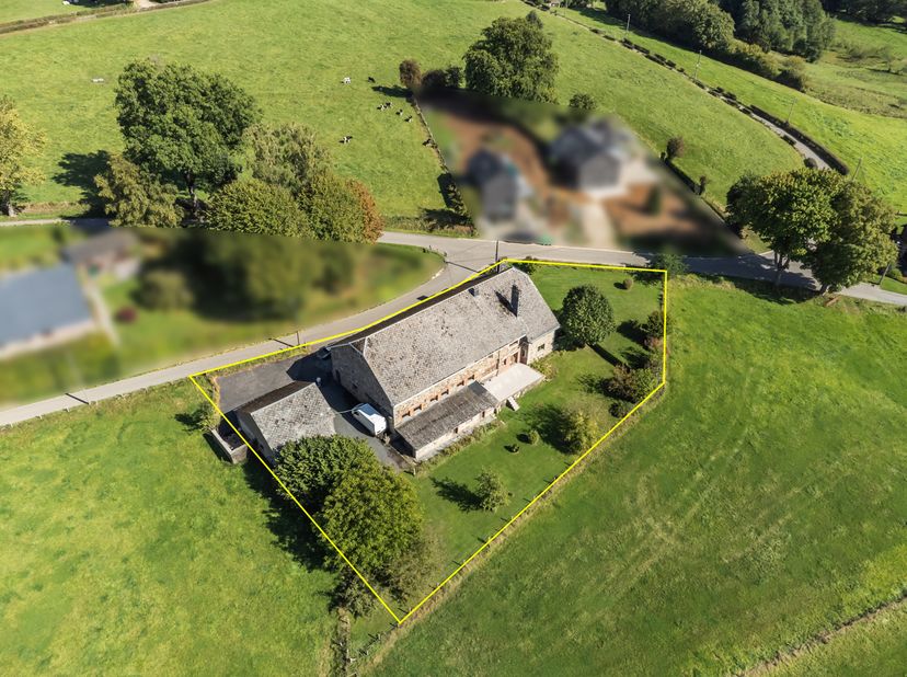 L'agence Antoine Immobilier de Stavelot vous propose à la vente cette fermette située dans le petit village de Cheneux, emplacement calme, à faible tr