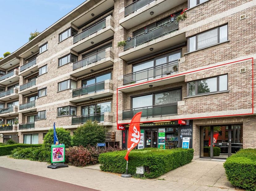 Ligging<br />
Dit ruime appartement bevindt zich op de eerste verdieping van een goed onderhouden gebouw aan de Dascottelei in Deurne. Dankzij de cent