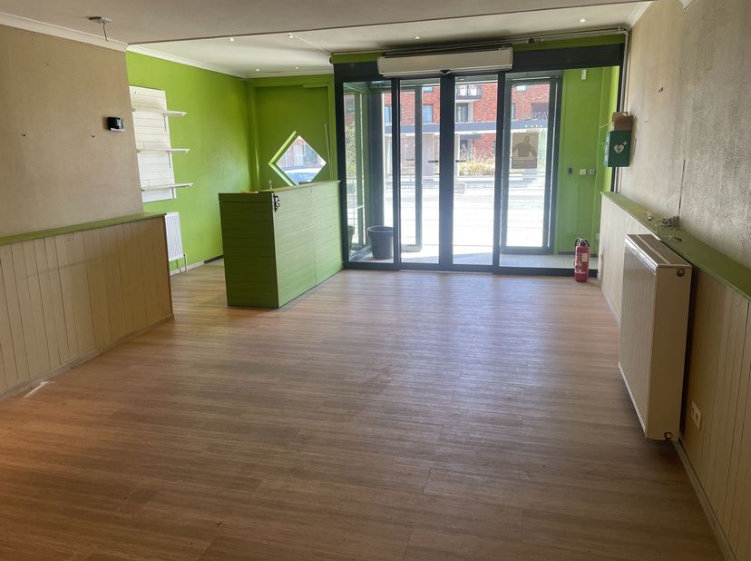 Handelspand van 1.079 m² met tal van mogelijkheden<br />
<br />
Bent u op zoek naar een ruime en veelzijdige handelsruimte die u volledig naar eigen