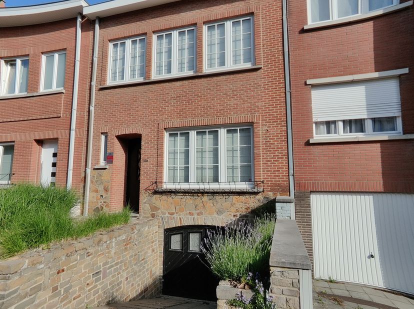 - Gelijkvloers: plafondhoogte 2m50<br />
Inkomhal, toilet<br />
Woonkamer 7m14/3m64 = 26m², zwart-witte tegelvloer, open haard<br />
Aparte keuken 4m4
