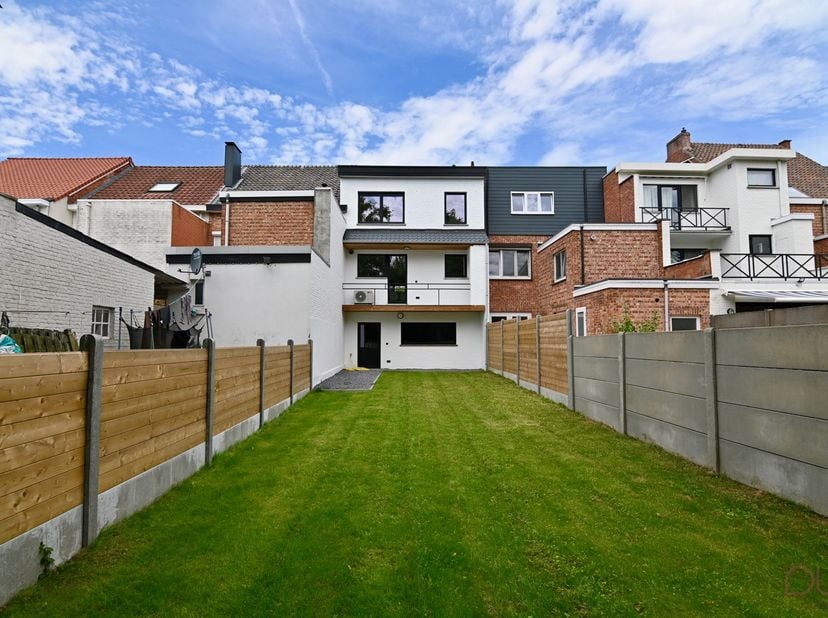 In de Hovenierstraat bevindt zich deze prachtige woning die van kop tot teen een totale renovatie heeft ondergaan. Een unieke kans voor wie op zoek is