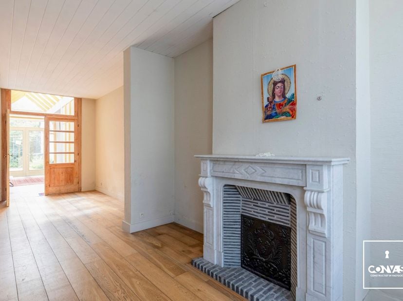 Deze burgerwoning met karaktervolle gevel heeft een uitstekende ligging.&amp;nbsp;Op enkele minuten heeft u het station Gent Sint-Pieters, het&amp;nbsp;histor