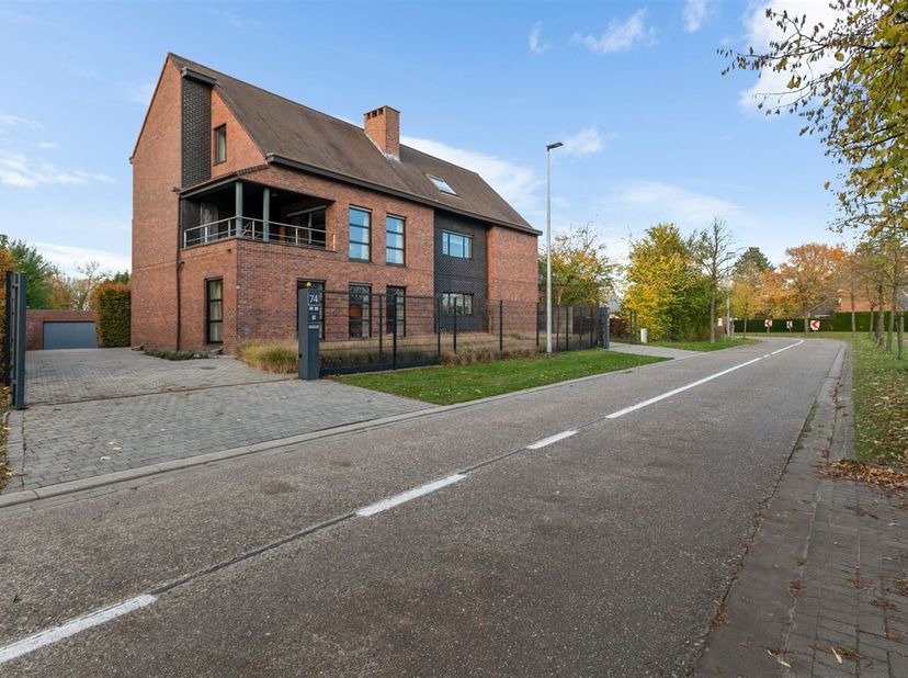 Nabij het centrum gelegen meergezins- of kangoeroewoning bestaande uit 2 volwaardige wooneenheden. Lift aanwezig, dienstig van kelder tot zolder !<br