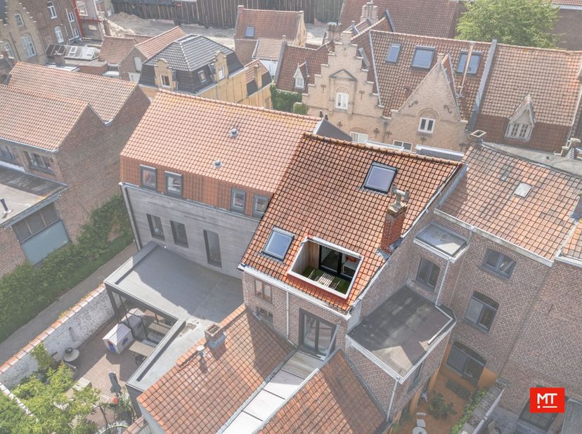 Op minder dan 100m van Vandepeereboomplein ofwel "De Leet" treffen we dit instapklaar appartement. Het bevindt zich op de tweede verdieping (geen lift