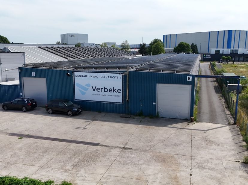 Magazijnruimte van 299m² is uitstekend gelegen in Deinze, op slechts 1 km van de E17. Dankzij deze strategische ligging geniet u van een vlotte verbin