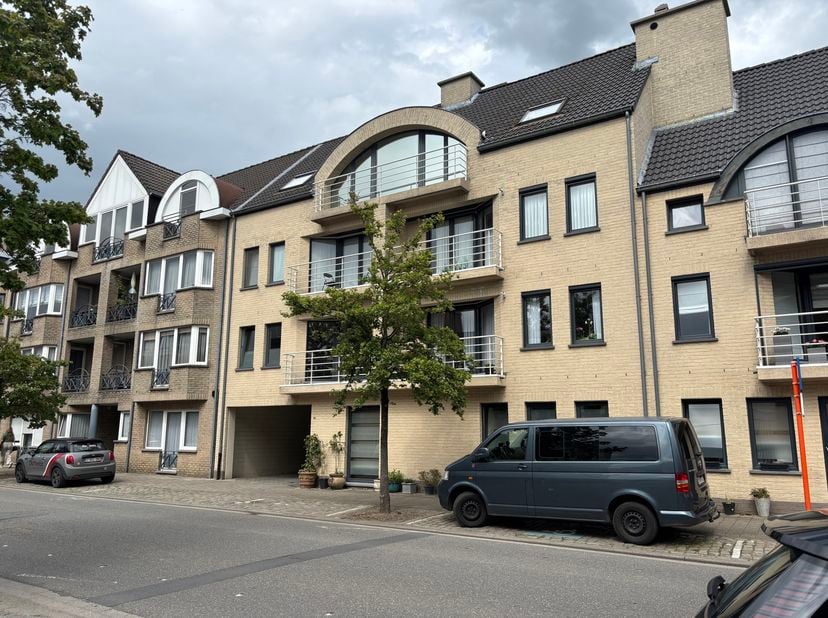 Recent appartement met 2 slaapkamers, 2 terrassen en een autostaanplaats.<br />
<br />
Ligging: zeer centraal gelegen in het handelscentrum van Turnho