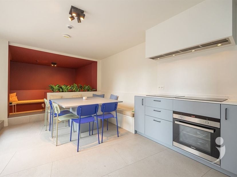 Recent gerenoveerde residentie op uitmuntende locatie.<br />
Dit gebouw omvat 22 studentenunits (1 studio, 18 kamers met eigen badkamer en 3 kamers me