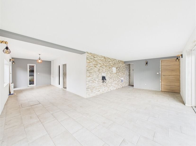 Découvrez cette spacieuse maison 3 chambres avec bureau et garage, idéalement située dans le village de Templeuve. Elle offre un hall dentrée privatif