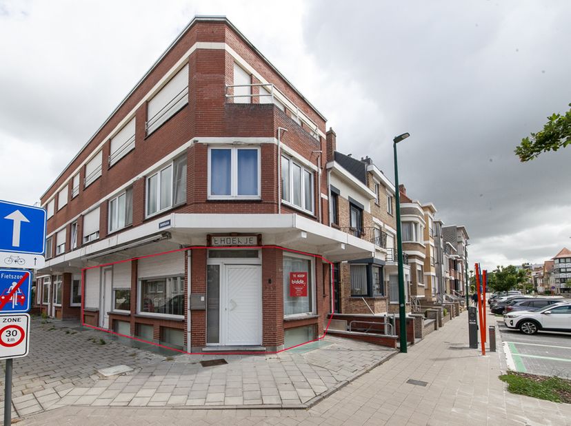 LOCAL COMMERCIAL À RÉNOVER -<br />
Local commercial à rénover situé dans un quartier résidentiel (zone à vocation résidentielle), comprenant 1 chambre