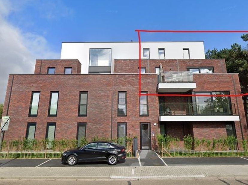 Dit hedendaags duplex-appartement vind je terug in het centrum van Beverst met alle dagelijkse voorzieningen op wandelafstand.  In de nabijheid is  er