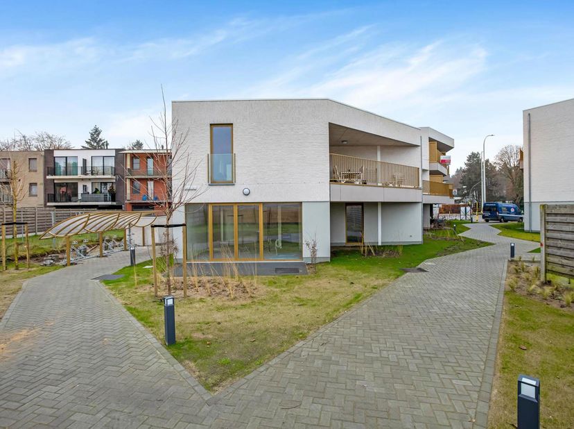 Ligging: Centraal gelegen vlakbij het centrum van Vosselaar, openbaar vervoer, scholen en met een vlotte verbinding naar Turnhout-Malle.<br />
Omschri