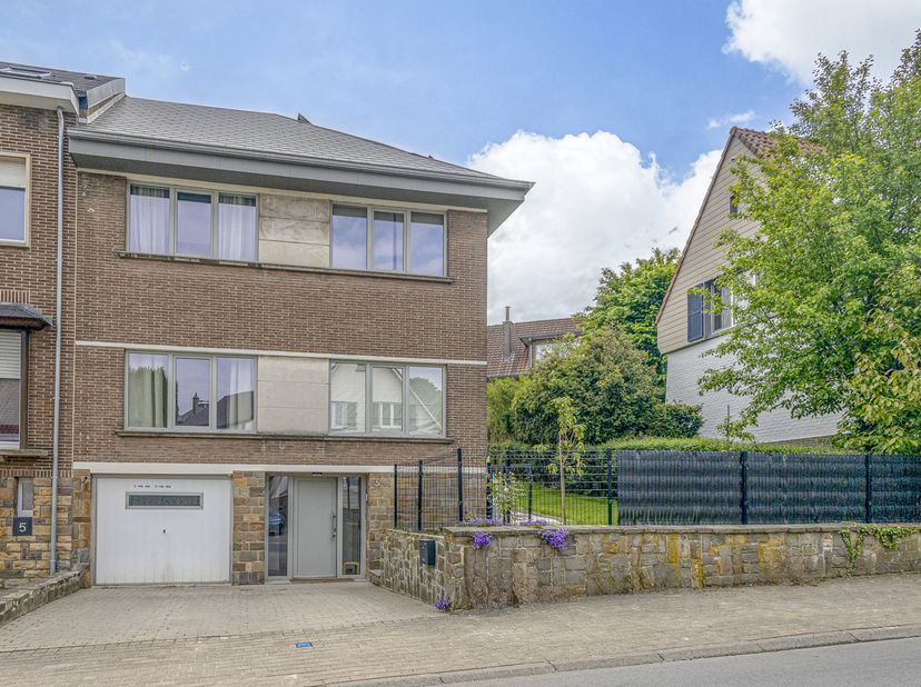 Deze moderne woning te koop in Dilbeek biedt een aangename combinatie van ruimte en comfort.<br />
<br />
Bij het betreden van de woning kom je terech