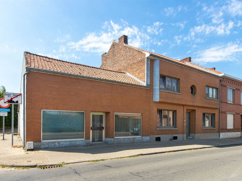 Karaktervolle renovatiewoning met tal van mogelijkheden in Groot-Gelmen<br />
Bent u op zoek naar een woning die u volledig naar eigen smaak kunt reno