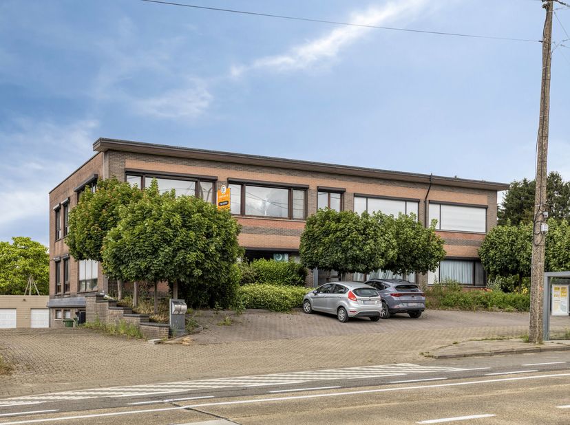 Ruimte, licht en veelzijdigheid komen samen in dit ruime appartement in Tielt-Winge. Dankzij de indrukwekkende raampartijen en de open indeling geniet