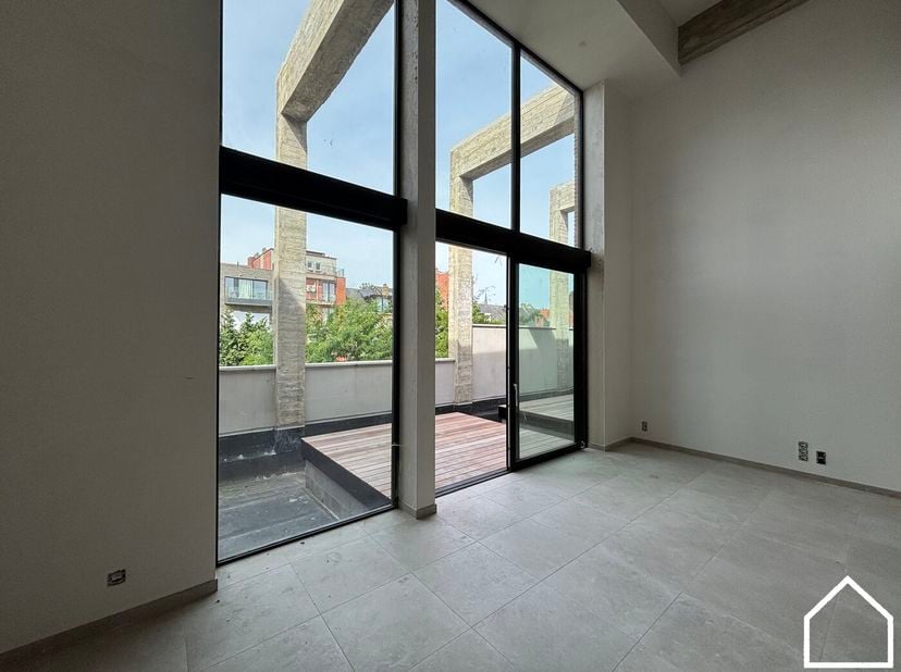 Duplex loft 0202 is gelegen op de tweede en derde verdieping van Residentie Melrose Place en heeft een totale oppervlakte van 114,28 m² met daarbij ee