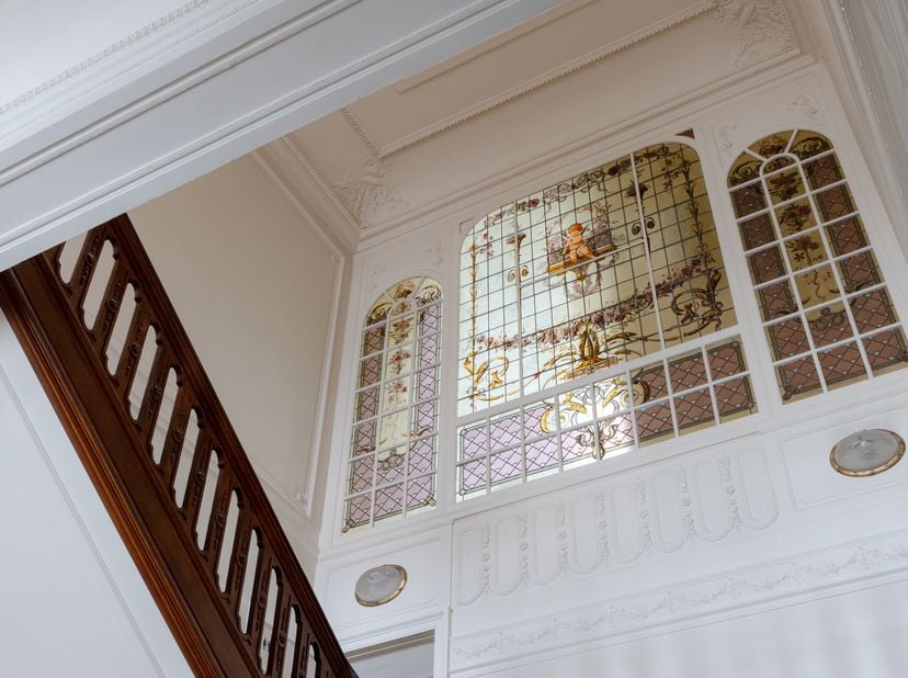 Aan de Frankrijklei staat dit statige herenhuis met een verfijnde lijstgevel, sierlijke smeedijzeren balkons en een leien mansardedak met ronde dakven