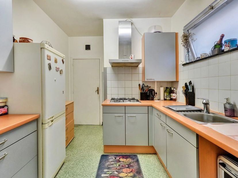 Deze gezinswoning met 4 slaapkamers en inpandige garage, ligt in de Groenkloosterstraat 23 in Bilzen-Hoeselt.<br />
Het geheel is stevig gebouwd en vr