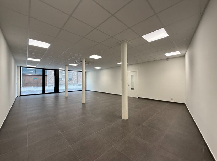 Op zoek naar een goed gelegen en instapklaar handelspand of kantoorruimte in het centrum van Temse?<br />
<br />
Deze moderne en recente ruimte van 90