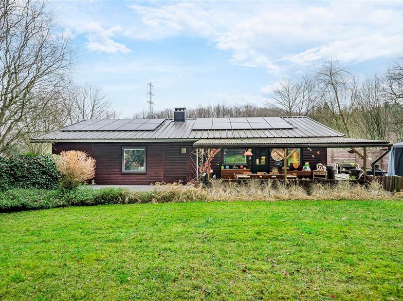 MCA Immobilier vous propose à la vente ce magnifique chalet entièrement rénové avec goût et matériaux de qualité, situé à Barvaux, sur la commune de D