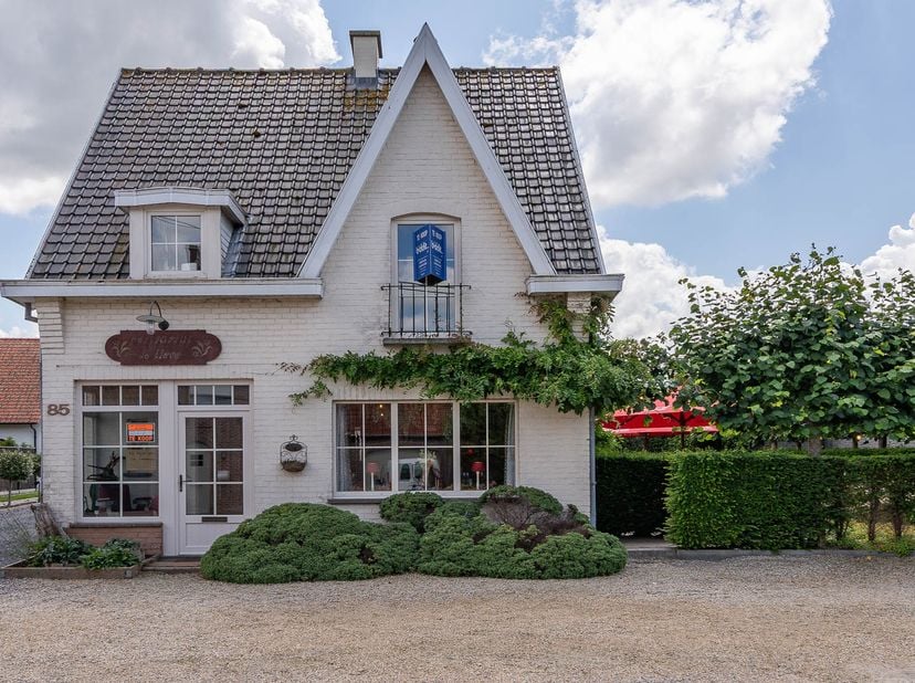 CHARMANTE WONING/RESTAURANT<br />
<br />
Centraal en rustig gelegen woning/restaurant (uitgebaat tot 1/11/2026), bestaande uit: <br />
Gelijkvloers: r