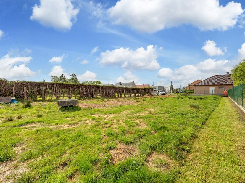 Bent u op zoek naar een rustig gelegen bouwgrond in een kindvriendelijke buurt? <br />
Realiseer uw bouwplannen in een doodlopende straat, vlakbij sch
