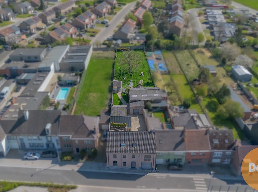 ERPE-MERE - Unieke eigendom met tal van mogelijkheden in het hart van Mere<br />
De woning bevindt zich op een toplocatie in het centrum van Mere, op