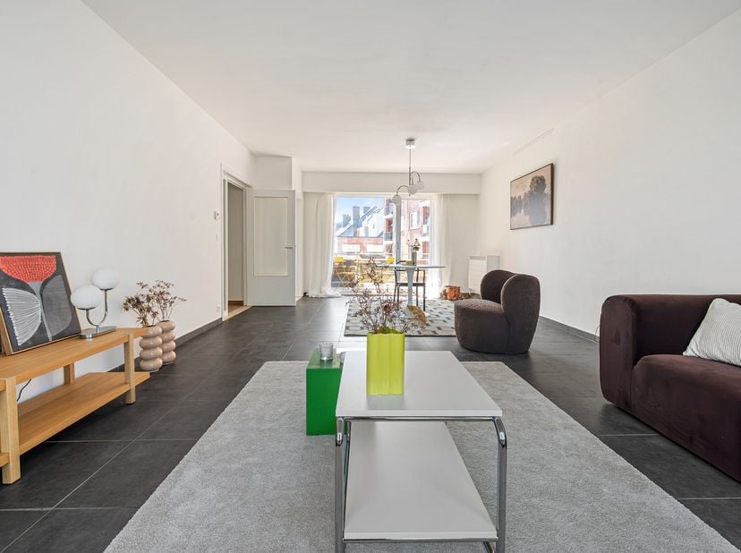 Dit zeer ruim en lichtrijk appartement is gelegen op de 1ste verdieping (zonder lift) over de volledige breedte van het gebouw en is volledig gerenove