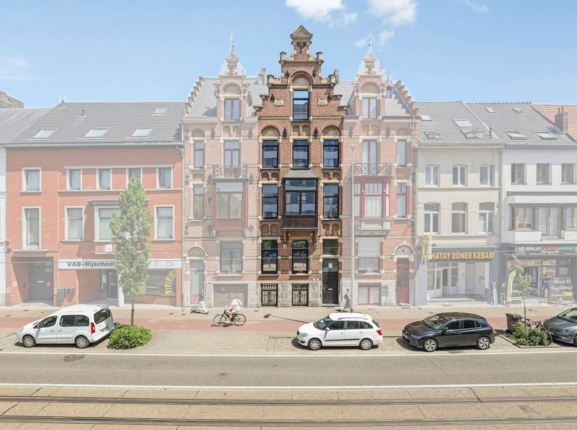 Derrière la façade majestueuse et impressionnante de la Brusselsesteenweg 53 à Ledeberg se cache un patrimoine architectural exceptionnel. Cette majes