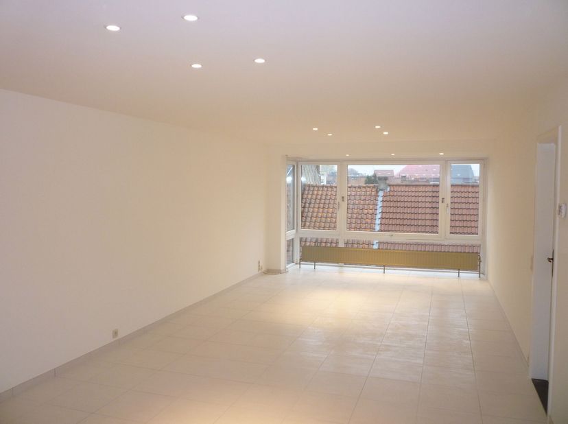 Het ruim appartement, met veel lichtinval, is recent volledig gerenoveerd. De lift brengt u naar de 3e verdieping van het gebouw. Via de inkomhal komt