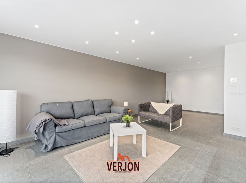 Dit ruim appartement is zeer rustig gelegen in Tielt (Meulebeke) en vlot bereikbaar dankzij de nabijheid van de Randweg (N399) en de Brugsesteenweg (N