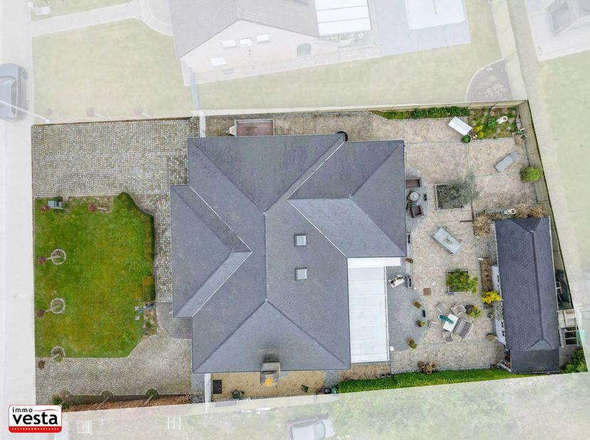 Deze villa ligt op de Borgwormsesteenweg, op een tiental minuten van het centrum van Sint-Truiden en een tiental minuten van de E40. De woning werd in