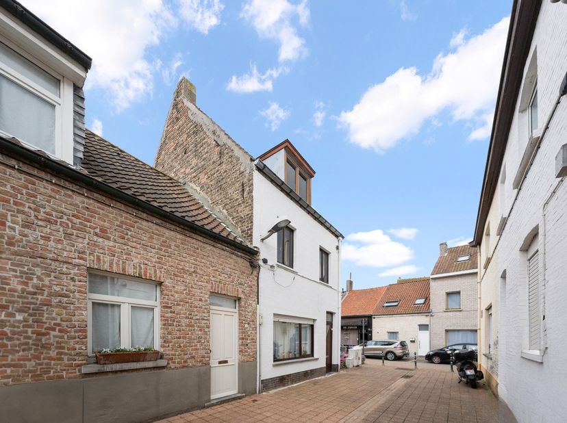 Te vernieuwen hoekwoning gunstig gelegen in het gezellige centrum van Heist-aan-Zee, in de directe nabijheid van alle winkels en het strand. De woning